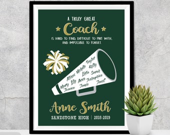 Può includere: Un poster stampabile verde e bianco con accenti di glitter dorati. Il poster presenta un megafono e un pompon di cheerleader con nomi scritti su di essi. Il testo recita "Un grande allenatore è difficile da trovare, difficile da lasciare e impossibile da dimenticare." Il poster include anche il nome "Anne Smith" e il testo "Sandstone High | 2018-2019".