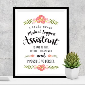 Puede incluir: Una cita imprimible sobre un asistente de apoyo médico. La cita dice: "Un gran asistente de apoyo médico es difícil de encontrar, difícil de dejar y imposible de olvidar." La cita está rodeada de flores rosas y hojas verdes.