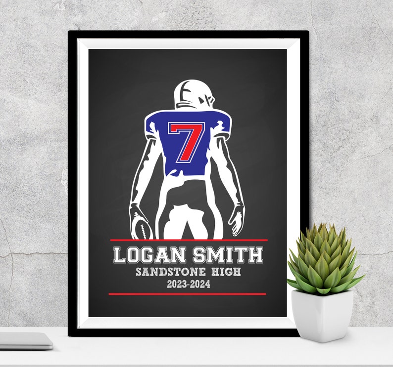 Puede incluir: Impresi&oacute;n enmarcada de un jugador de f&uacute;tbol americano con uniforme azul y blanco, n&uacute;mero 7. El jugador sostiene un bal&oacute;n. La impresi&oacute;n incluye el nombre "LOGAN SMITH", "SANDSTONE HIGH" y el a&ntilde;o "2023-2024" en texto blanco sobre fondo negro.