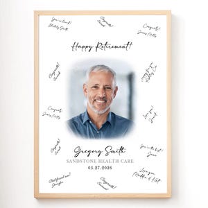 Può includere: Un cartello di pensionamento incorniciato con una foto di un uomo sorridente. Il cartello dice "Happy Retirement!" e include il nome "Gregory Smith" e la data "05.27.2026". Messaggi scritti a mano circondano la foto.