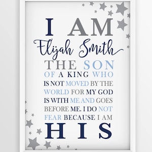 Op de afbeelding: Een wit ingelijst print met blauwe en grijze tekst die "I AM Elijah Smith THE SON OF A KING WHO IS NOT MOVED BY THE WORLD FOR MY GOD IS WITH ME AND GOES BEFORE ME. I DO NOT FEAR BECAUSE I AM HIS" luidt. De print is versierd met grijze sterren.
