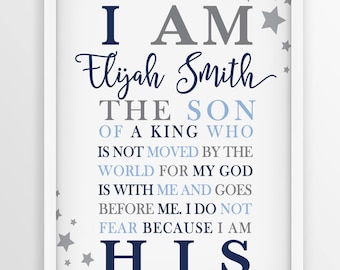 Könnte beinhalten: Ein weißer gerahmter Druck mit blauem und grauem Text, der "I AM Elijah Smith THE SON OF A KING WHO IS NOT MOVED BY THE WORLD FOR MY GOD IS WITH ME AND GOES BEFORE ME. I DO NOT FEAR BECAUSE I AM HIS" lautet. Der Druck ist mit grauen Sternen verziert.