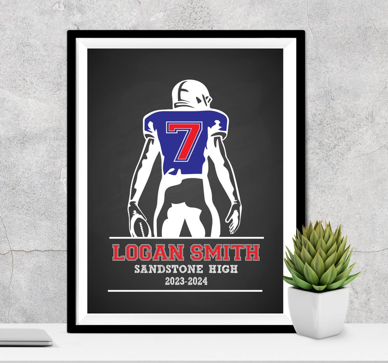 Puede incluir: Impresi&oacute;n enmarcada de un jugador de f&uacute;tbol americano con camiseta azul y el n&uacute;mero 7. El jugador sostiene un bal&oacute;n. Debajo, el texto dice "LOGAN SMITH SANDSTONE HIGH 2023-2024". La impresi&oacute;n est&aacute; en un marco negro.