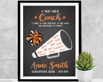Può includere: Stampa incorniciata con bordo nero. La stampa presenta il testo "A Truly Great Coach" in glitter arancione, insieme a un megafono e ai nomi dei membri del team. La parte inferiore della stampa recita "Anne Smith" e "Sandstone High 2018-2019".
