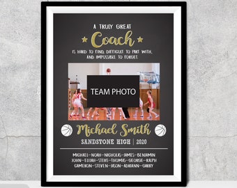 Puede incluir: Foto enmarcada del equipo de baloncesto con texto: "A Truly Great Coach". El marco negro rodea un fondo gris oscuro con texto dorado y gráficos de baloncesto. Incluye foto del equipo, nombre del entrenador, escuela y año.