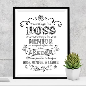 Op de afbeelding: Zwart-witte printbare quote over leiderschap. Het is één ding om een baas te zijn, een ander om een mentor te zijn, maar het is een heel ander ding om een leider te zijn. We zijn er trots op om geleid te worden door een baas, mentor en leider zoals jij.