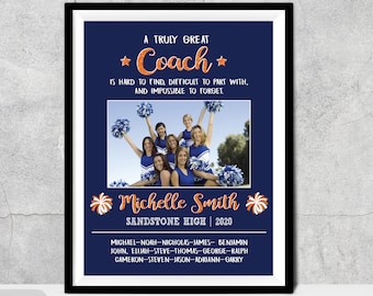 Può includere: Stampa blu navy incorniciata con la scritta "A Truly Great Coach" e una foto di una squadra di cheerleader. Sono indicati anche il nome dell'allenatore, "Michelle Smith", e il nome della scuola, "Sandstone High".
