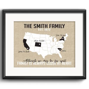 Cadeau de famille personnalisé, bien que nous puissions être éloignés les uns des autres, nous sommes toujours proches de cœur, art familial à distance, cadeau pour les grands-parents, carte personnalisée des États-Unis