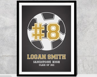 Peut inclure: Un ballon de football noir et blanc avec un numéro 8 doré dessus. Le texte "LOGAN SMITH SANDSTONE HIGH CLASS OF 2021" est sous le ballon.
