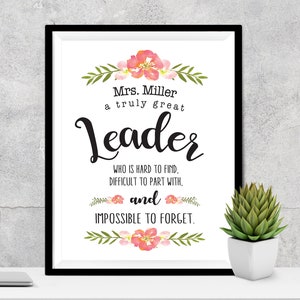 Könnte beinhalten: Ein druckbarer Spruch für eine Lehrerin oder Führungsperson, mit einem floralen Design mit rosa Blüten und grünen Blättern. Der Spruch lautet: "Frau Miller, eine wirklich großartige Führungsperson, die schwer zu finden ist, von der man sich nur schwer trennen kann und die man unmöglich vergessen kann."