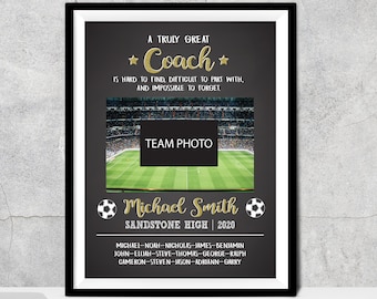 Könnte beinhalten: Gerahmter Schwarz-Weiß-Druck mit goldenem Text. Der Text lautet "A Truly Great Coach" über einem Platz für ein Teamfoto. Darunter steht der Name "Michael Smith" und "Sandstone High 2020". Fußballgrafiken sind enthalten.