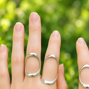 Anillo ovalado minimalista de plata, anillo llamativo de marco abierto grueso, joyería geométrica moderna de plata, regalo único para ella.