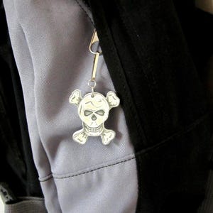 Ręcznie malowana drewniana zawieszka z czaszką i skrzyżowanymi piszczelami, do torebki/plecaka, breloka, akcesoriów.