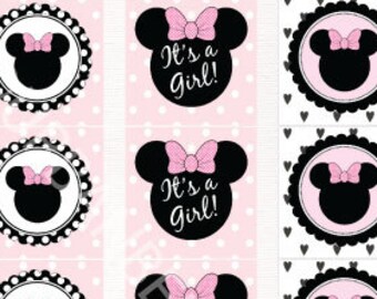 Könnte beinhalten: Druckbare Dessert-Etiketten mit einer schwarzen und weißen Silhouette von Minnie Mouse mit einer rosa Schleife. Die Etiketten haben einen rosa gepunkteten Hintergrund und den Text "It's a Girl!" in Schwarz.