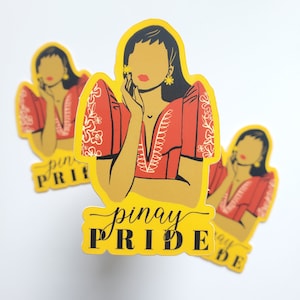 K&ouml;nnte beinhalten: Drei gelbe Aufkleber mit einer roten und wei&szlig;en Illustration einer Frau in einem traditionellen philippinischen Kleid. Der Text "pinay PRIDE" befindet sich auf dem unteren Aufkleber.