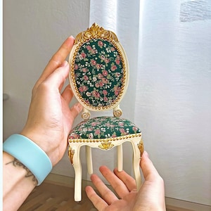 Stuhl für BJD 1:4 / Puppenmöbel (Blümchen grün/gold/beige)