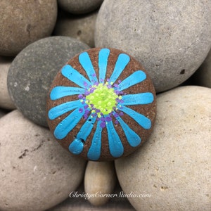 Handgeschilderde groenblauwe bloemsteen