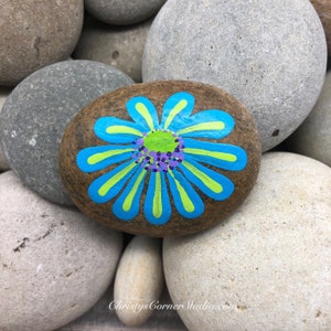 Handgeschilderde groenblauwe bloemsteen