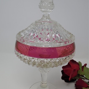 Alzata con coperchio e piedistallo in rubino con finitura a punta di diamante, alta 31,75 cm.