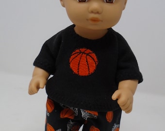 8インチ人形用服 - ジェーン・エレンが手作りした男の子用バスケットボールTシャツとパンツの衣装。Caring for Babyなどの8インチ人形にフィットします。