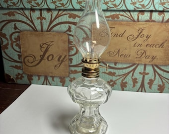 Lámpara de aceite miniatura de cristal transparente de 18 cm de altura.