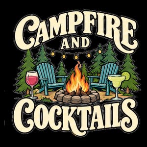 Peut inclure: Une illustration graphique avec le texte "CAMPFIRE AND COCKTAILS", un foyer en pierre, des flammes orange, deux chaises Adirondack bleues, des pins verts, des guirlandes lumineuses, un verre de vin rouge et une margarita avec une tranche de citron vert.
