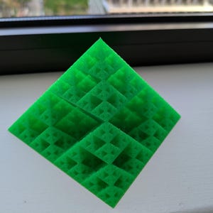 Scultura a piramide frattale / Arte geometrica stampata in 3D / Decorazione matematica per la scrivania / Regalo scientifico unico