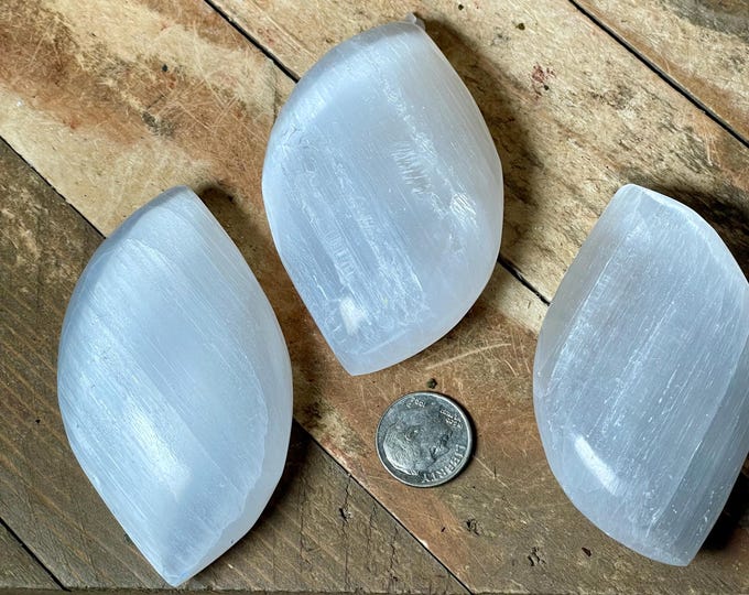 Selenite Palm Stone ,Selenite is one of the more powerful healing stones, Crystal Stone-Polished Selenite Stone, Healing Crystals, ROW5-1