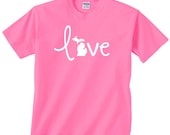 Michigan Love T shirt! Show your support for your favorite state on a shirt. Vacation shirt. T shirt tee shirt
