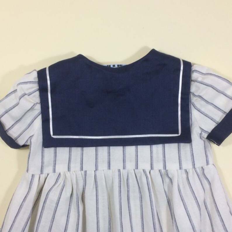Sailor collar suit.