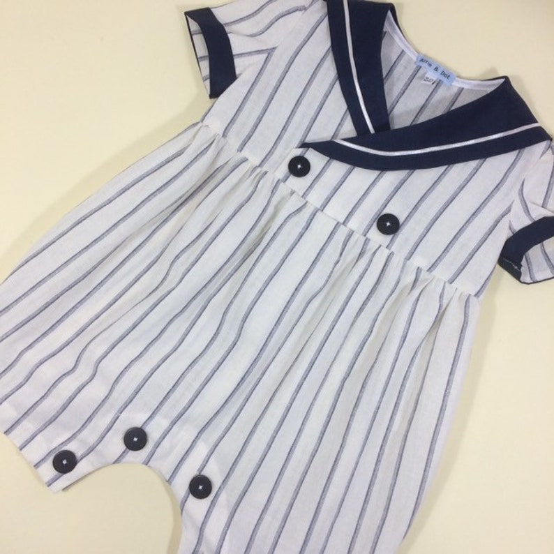 Sailor collar suit.