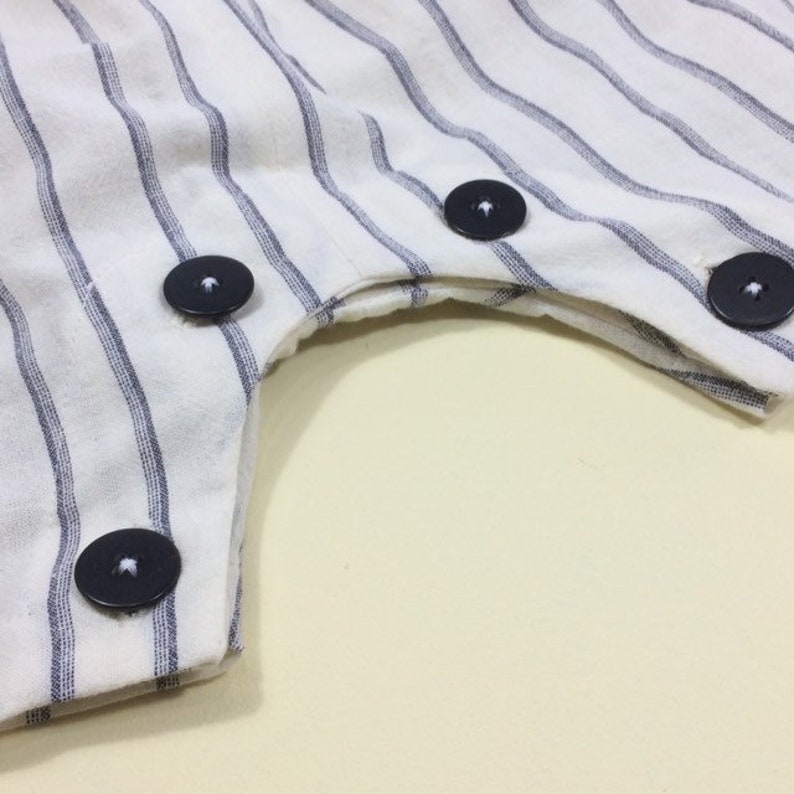 Sailor collar suit.