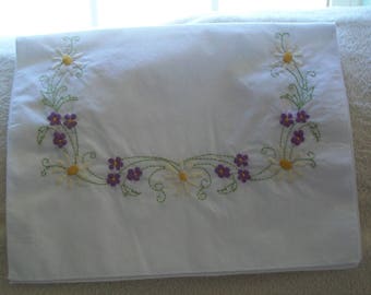 Hand Embroiderd, Table runner with daisies