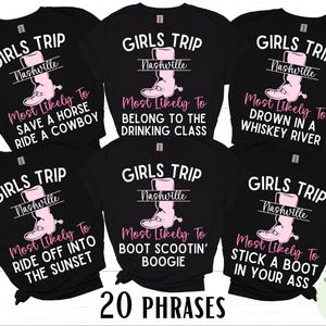 Pu&ograve; includere: Sei magliette nere con testo bianco e grafica di stivali rosa. Il testo sulle magliette recita "Girls Trip Nashville" e include una frase sulla persona che indossa la maglietta. Le frasi sono "Most Likely To Save A Horse Ride A Cowboy", "Most Likely To Belong To The Drinking Class", "Most Likely To Drown In A Whiskey River", "Most Likely To Ride Off Into The Sunset", "Most Likely To Boot Scootin' Boogie", e "Most Likely To Stick A Boot In Your Ass".