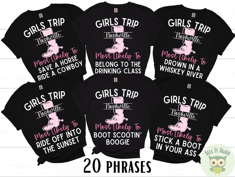Pu&ograve; includere: Sei magliette nere con testo bianco e grafica di stivali rosa. Il testo sulle magliette recita "Girls Trip Nashville" e include una frase sulla persona che indossa la maglietta. Le frasi sono "Most Likely To Save A Horse Ride A Cowboy", "Most Likely To Belong To The Drinking Class", "Most Likely To Drown In A Whiskey River", "Most Likely To Ride Off Into The Sunset", "Most Likely To Boot Scootin' Boogie", e "Most Likely To Stick A Boot In Your Ass".