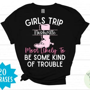 Pu&ograve; includere: Maglietta nera con testo bianco che recita "Girls Trip Nashville Most Likely To Be Some Kind Of Trouble". Un'immagine di stivale rosa &egrave; sopra il testo.