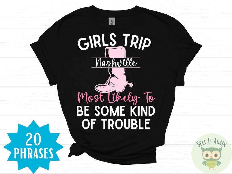 Pu&ograve; includere: Maglietta nera con testo bianco che recita "Girls Trip Nashville Most Likely To Be Some Kind Of Trouble". Un'immagine di stivale rosa &egrave; sopra il testo.