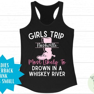 Pu&ograve; includere: Canotta nera a schiena scoperta con la scritta "Girls Trip Nashville Most Likely To Drown In A Whiskey River" e un'immagine di stivale rosa.