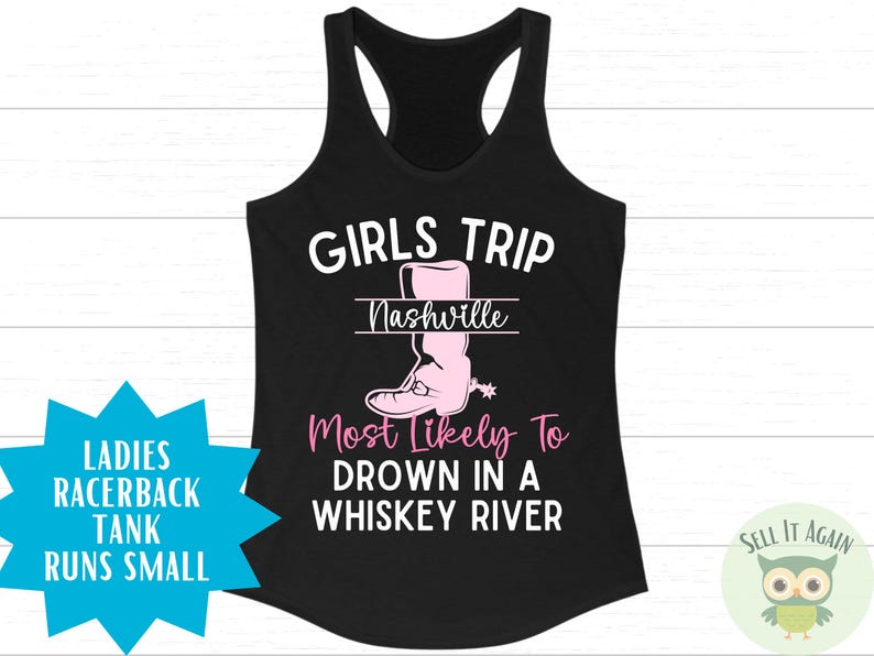 Pu&ograve; includere: Canotta nera a schiena scoperta con la scritta "Girls Trip Nashville Most Likely To Drown In A Whiskey River" e un'immagine di stivale rosa.