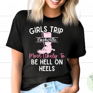 Pu&ograve; includere: Maglietta nera con testo bianco che recita "Girls Trip Nashville Most Likely To Be Hell On Heels". Uno stivale rosa con uno sperone &egrave; nel testo.