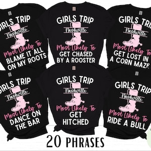 Pu&ograve; includere: Sei magliette nere con testo bianco e grafica di stivali rosa. Il testo sulle magliette recita "Girls Trip Nashville" e include una frase sul viaggio. Le frasi sono "Most Likely To Blame It All On My Roots", "Most Likely To Dance On The Bar", "Most Likely To Get Chased By A Rooster", "Most Likely To Get Hitched", "Most Likely To Get Lost In A Corn Maze", e "Most Likely To Ride A Bull".