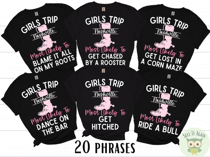 Pu&ograve; includere: Sei magliette nere con testo bianco e grafica di stivali rosa. Il testo sulle magliette recita "Girls Trip Nashville" e include una frase sul viaggio. Le frasi sono "Most Likely To Blame It All On My Roots", "Most Likely To Dance On The Bar", "Most Likely To Get Chased By A Rooster", "Most Likely To Get Hitched", "Most Likely To Get Lost In A Corn Maze", e "Most Likely To Ride A Bull".