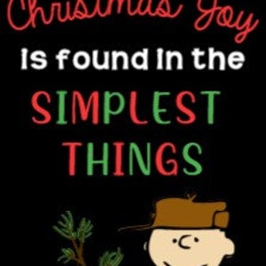 Op de afbeelding: Een zwart-witte illustratie van Charlie Brown die een kleine, versierde kerstboom vasthoudt. De tekst "Christmas Joy is found in the simplest things" staat in rode en groene letters boven Charlie Brown.