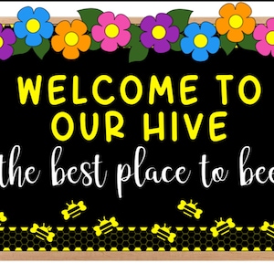 Pode incluir: Uma lousa preta com uma moldura de madeira e uma borda de favo de mel amarelo e preto. A lousa tem o texto "Welcome to our hive the best place to bee" escrito em letras brancas e amarelas. A parte superior da lousa é decorada com flores de papel coloridas.