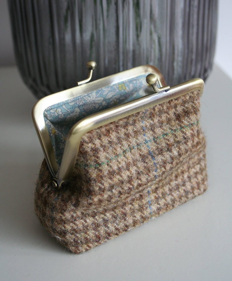Ladies light brown tweed clasp purse coin purse card purse with floral lining
