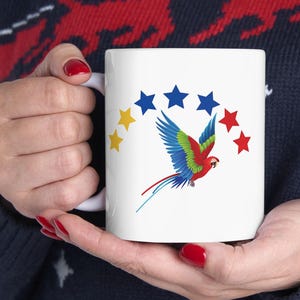 Mug o Taza Diseño de Bandera de Venezuela de Siete Estrellas Tricolor y Guacamaya