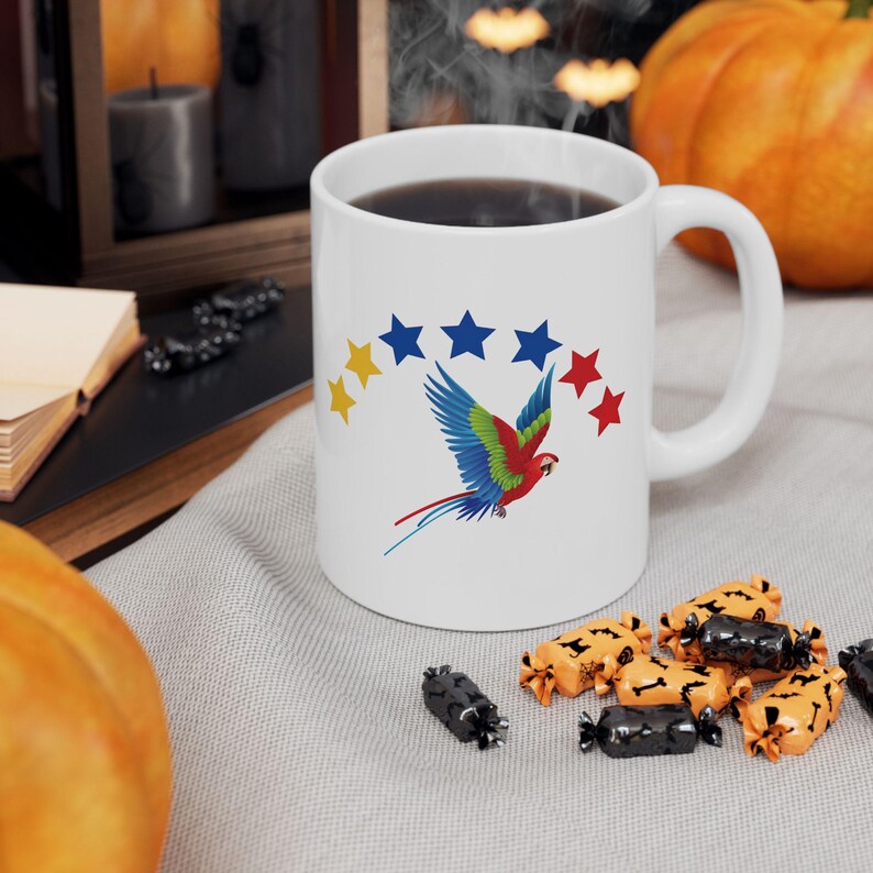 Caneca o Taza Diseño de Bandera de Venezuela de Siete Estrellas Tricolor y Guacamaya, Lembrança Venezuela, Presente de aniversário, Presente para ela, para ele imagem 4