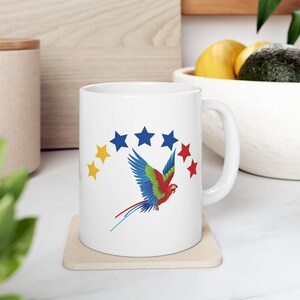 Caneca o Taza Diseño de Bandera de Venezuela de Siete Estrellas Tricolor y Guacamaya, Lembrança Venezuela, Presente de aniversário, Presente para ela, para ele imagem 5