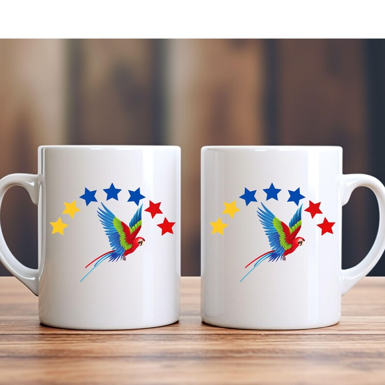 Pode incluir: Duas canecas de cer&acirc;mica branca com um desenho de um papagaio vermelho, azul e verde voando sob um arco de estrelas amarelas e azuis. As estrelas s&atilde;o vermelhas no exterior.