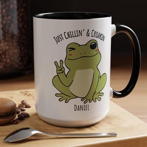 Caneca personalizada com nome de sapo engraçado, apenas relaxando e coaxando, xícara de chá inovadora, presente fofo para amantes de animais, presente para amantes de café, decoração de cozinha exclusiva